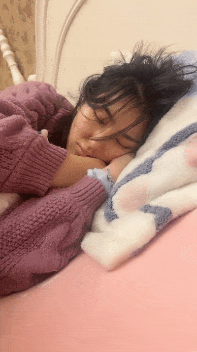 【線上x20】睡覺中的妹妹！被窩裏拉起來