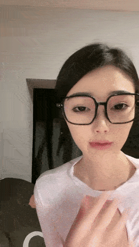 少婦翘着大白屁股 被黑鬼暴击輸出 每一下都頂到花心 内射一騷逼
