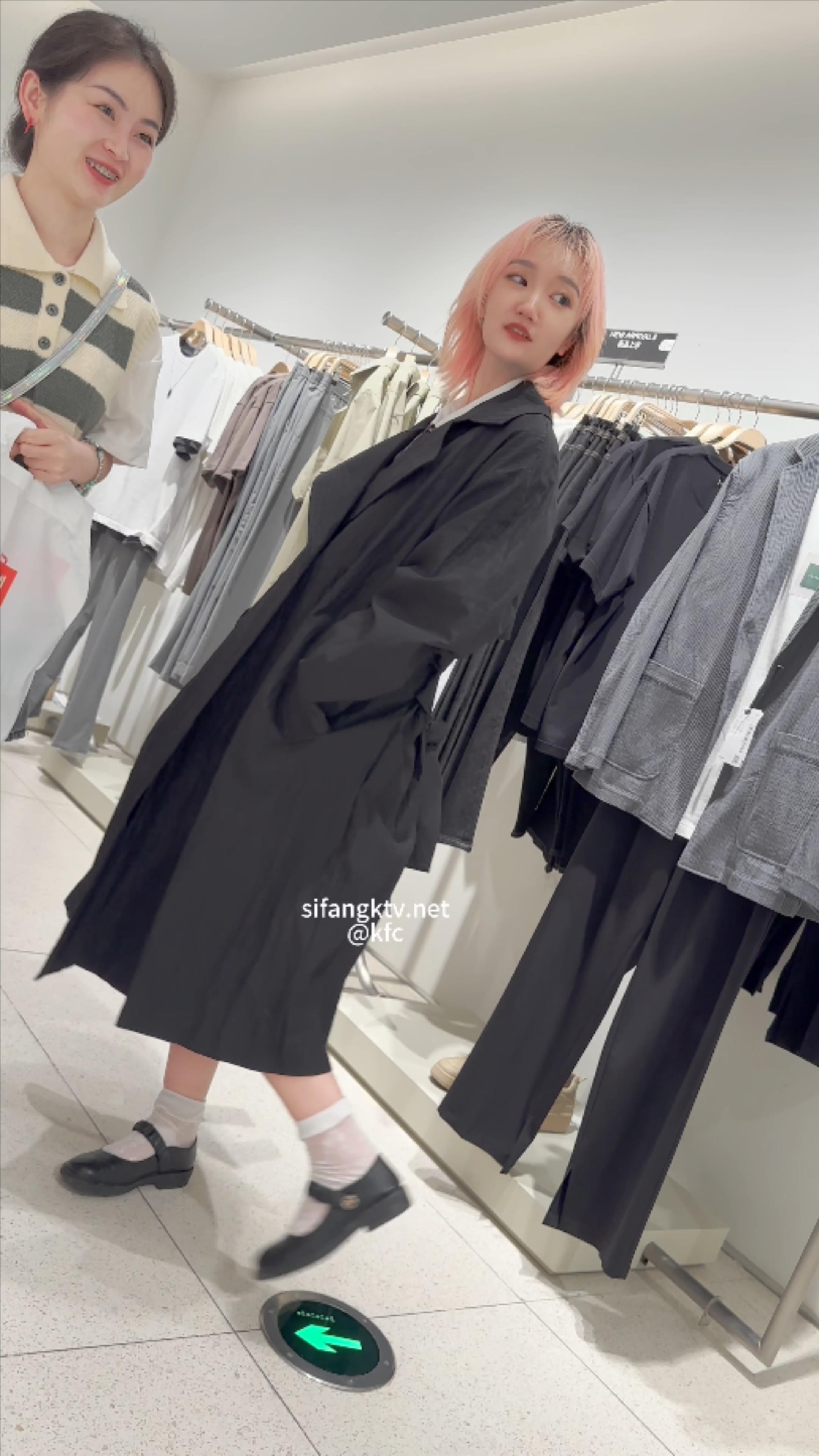 【新片速遞】&nbsp;&nbsp;√ JK制服精神小妹和闺蜜逛街。短裙白色内内低角度CD [1.27G/MP4/03:04] - 截图6