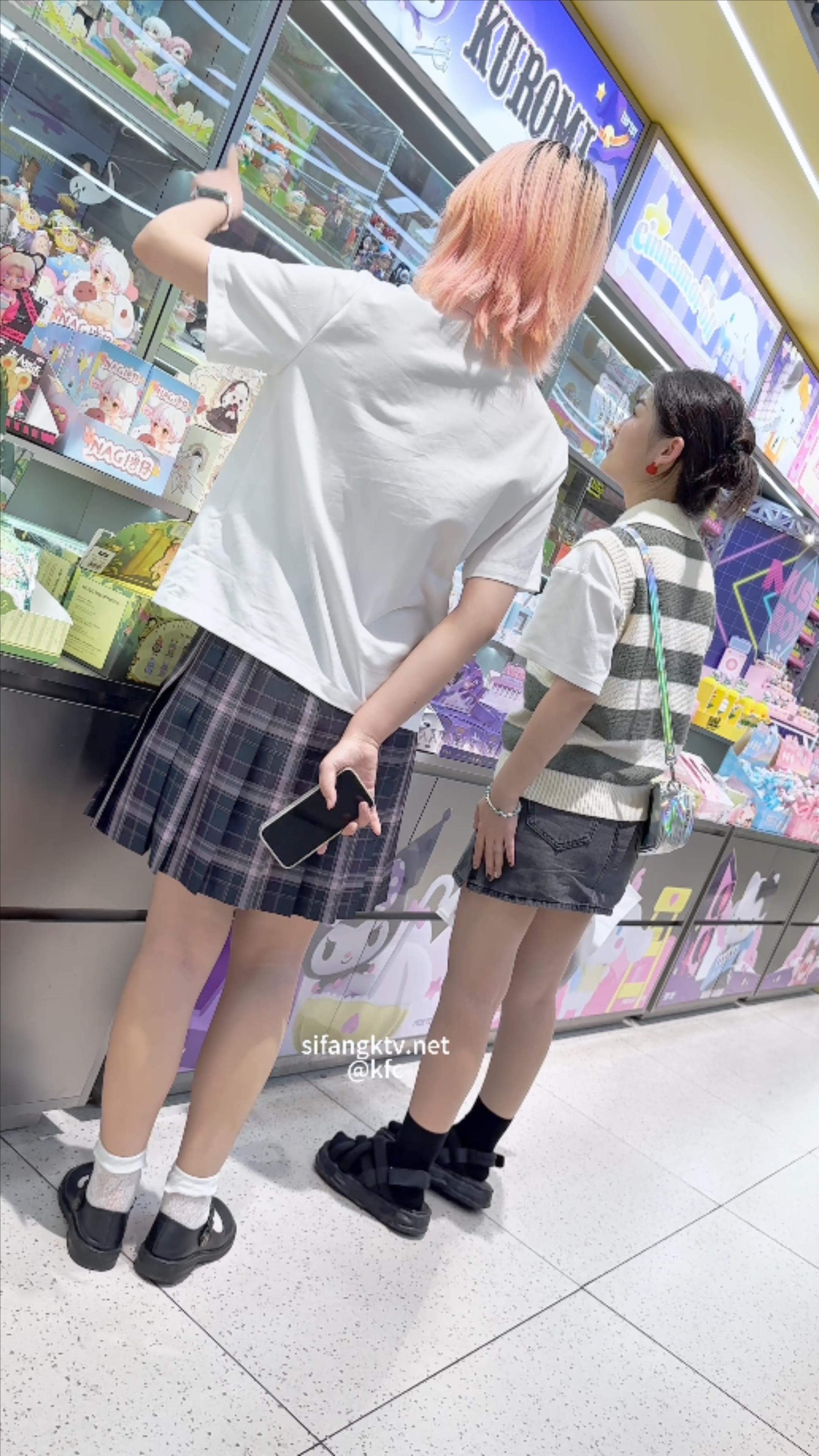 【新片速遞】&nbsp;&nbsp;√ JK制服精神小妹和闺蜜逛街。短裙白色内内低角度CD [1.27G/MP4/03:04] - 截图7