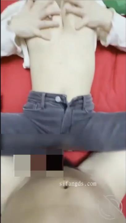【新片速遞】&nbsp;&nbsp;√ 姐弟乱伦 姐姐甩着大奶子洗澡的样子，简直是一幅 _玉姐戏水图 拿下御姐后续21-开档牛仔裤，射大奶子上 [160MB/MP4/31:40]