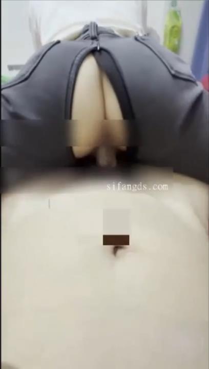 【新片速遞】&nbsp;&nbsp;√ 姐弟乱伦 姐姐甩着大奶子洗澡的样子，简直是一幅 _玉姐戏水图 拿下御姐后续21-开档牛仔裤，射大奶子上 [160MB/MP4/31:40]