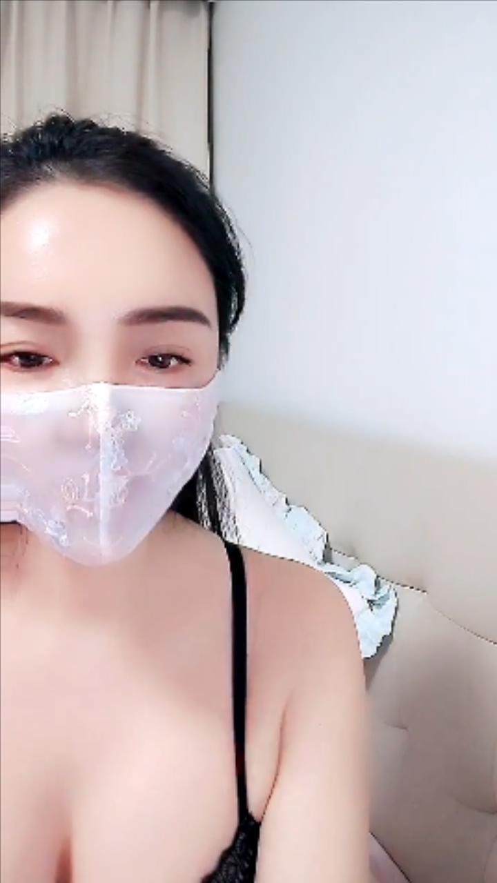【新片速遞】&nbsp;&nbsp;√ 【柠曦】欲求不满饥渴少妇黑丝肉丝腿，鸡巴操嘴骑乘后入，掰逼超清特写里面的粉嫩肉芽，对着奶子和黑丝腿射精 [4.62GB/MP4/05:00:00] - 截图2