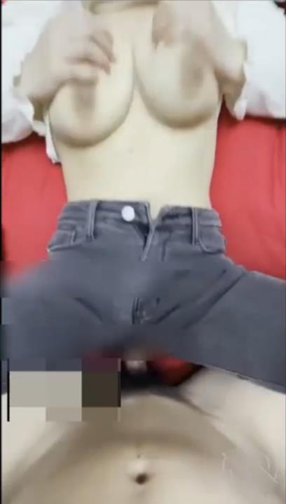 【新片速遞】&nbsp;&nbsp;√ 姐弟乱伦 姐姐甩着大奶子洗澡的样子，简直是一幅 _玉姐戏水图 拿下御姐后续21-开档牛仔裤，射大奶子上 [160MB/MP4/31:40]