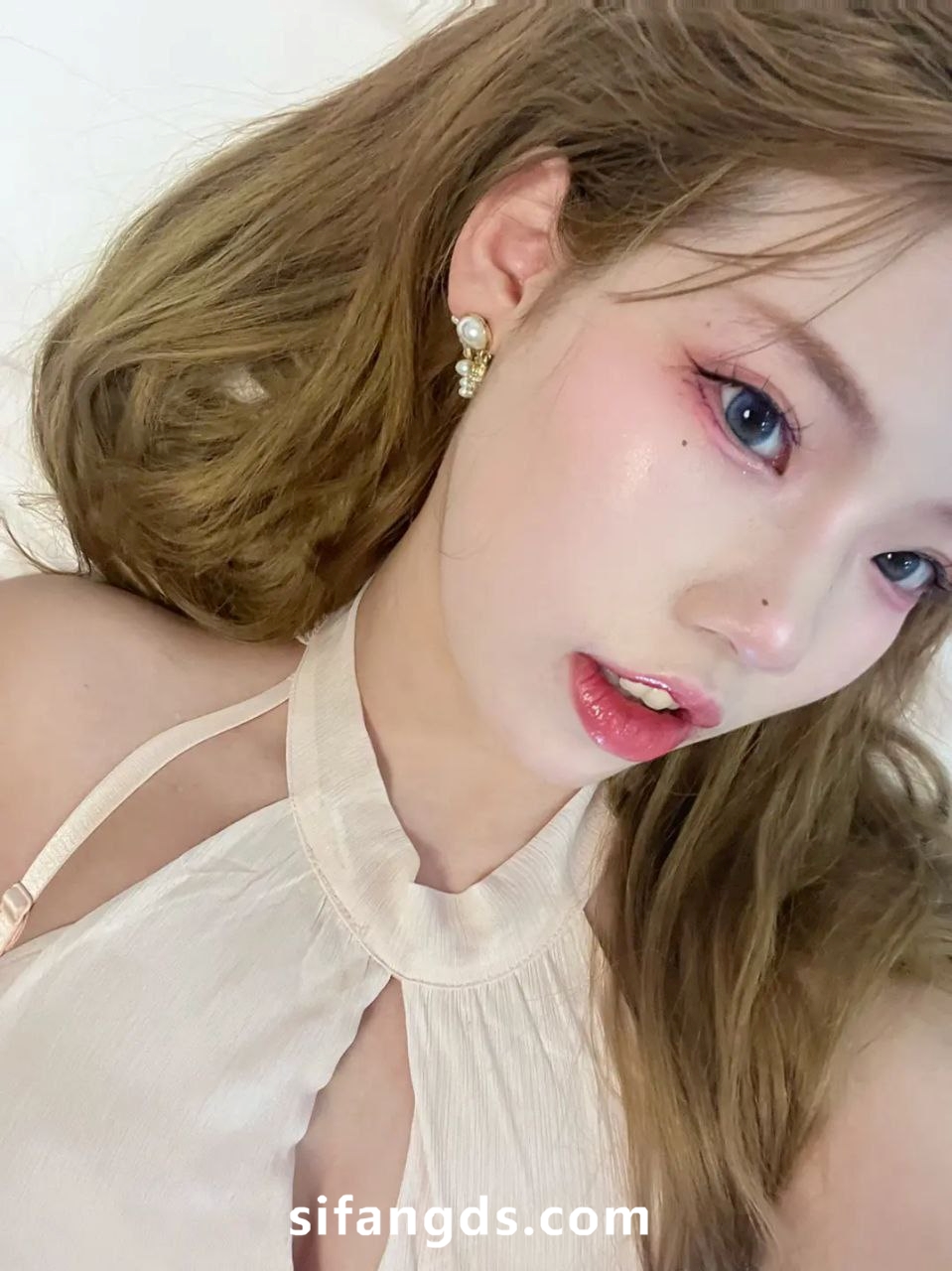 【新片速遞】&nbsp;&nbsp;√ 推特极品清纯御姐【小钰子】大尺度私拍福利 这妹子是真挺好看的，胸部发育的也非常不错，粉嫩无比 [160MB/MP4/21:40] - 截图2