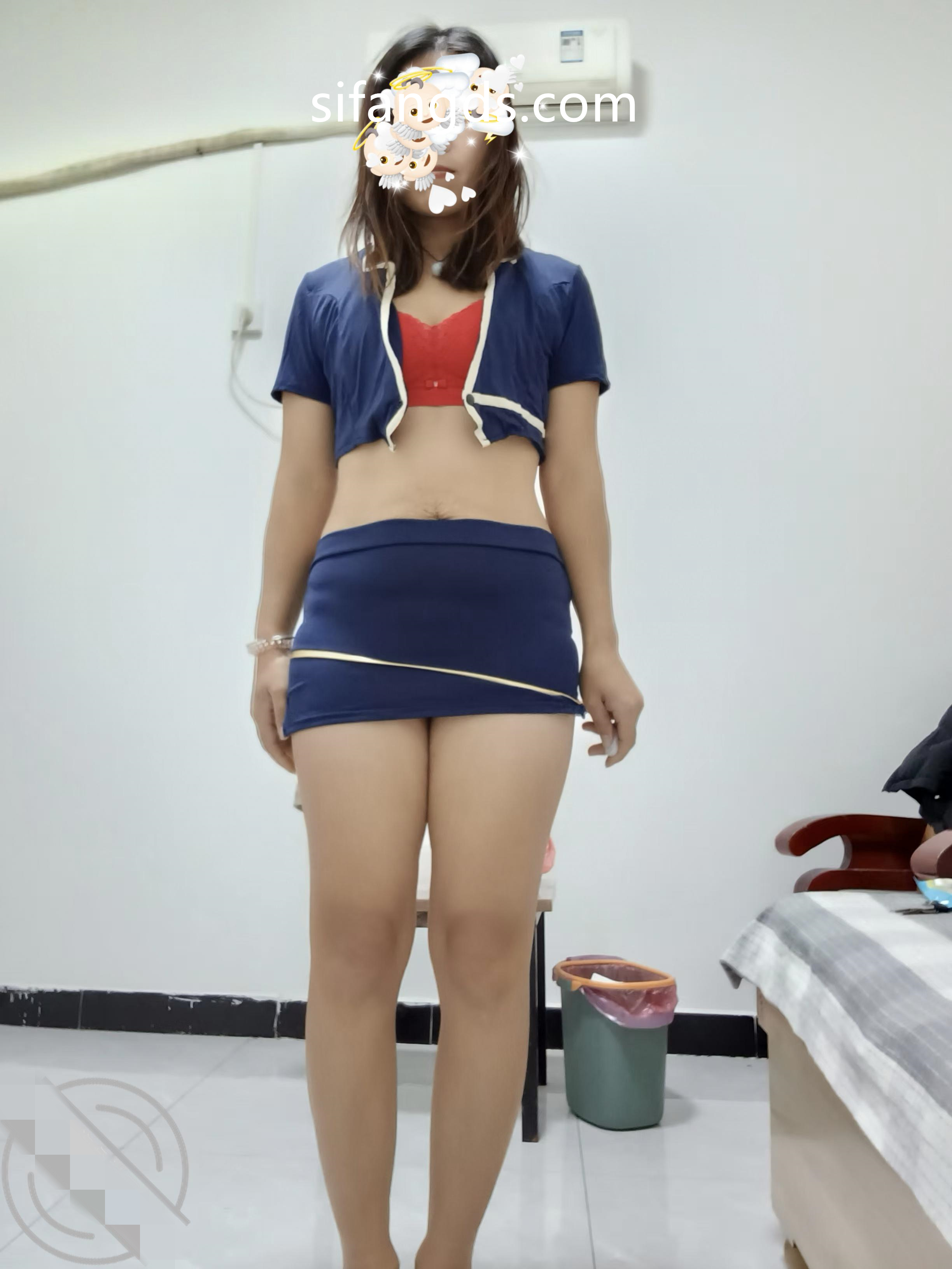 【新片速遞】&nbsp;&nbsp;√ 姐弟乱伦 外站博主快乐一家淫-第一次操姐姐 偷拿姐姐内裤把玩 偷拍姐姐洗澡，给姐姐按摩后把姐姐操了[150MB/MP4/14:40] - 截图2