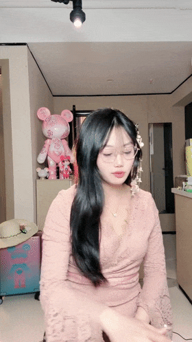 下班壓力爆棚，姊姊在俱樂部被小鮮肉輪流安慰