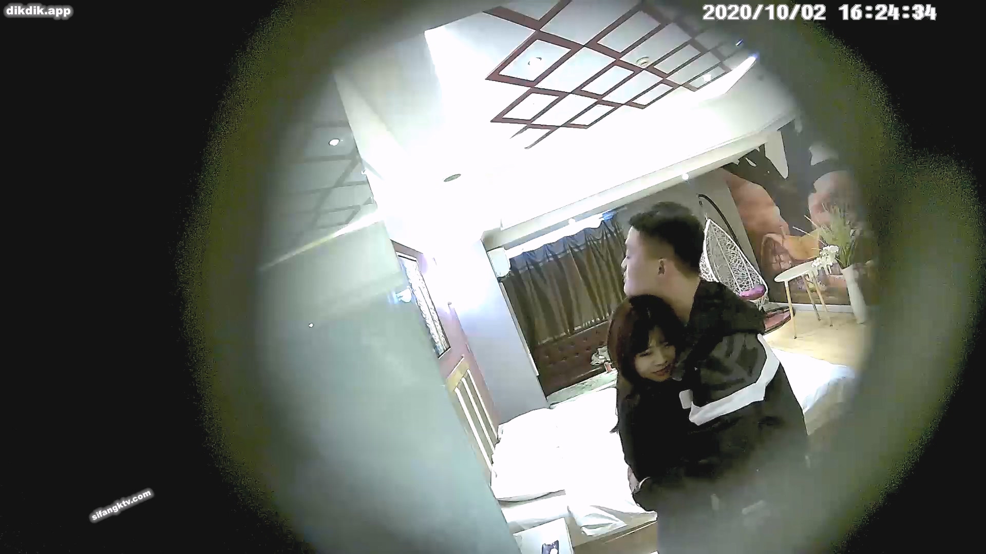 [MP4/898MB]10-2经典酒店偷拍 热恋中的情侣开房各种姿势抱起来操，操逼真有劲