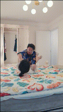 擦边短剧《小浩的幸福生活》时间停止下 一家三口乱伦狂欢 继母轮番中出女儿丝袜跪舔 配图3