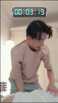 擦边短剧《小浩的幸福生活》时间停止下 一家三口乱伦狂欢 继母轮番中出女儿丝袜跪舔 配图4