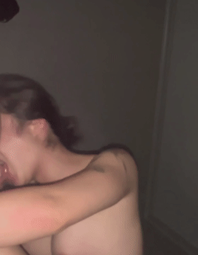 兩個18歲嫩妹，一個30歲極品小姨少婦－群P三飛名場面！