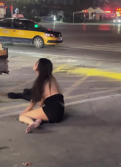 亳州夜市炸锅！老太太火眼金睛怒骂美人妖当街开打撕衣服全裸大战奶子晃荡躺地痛哭围观 配图3