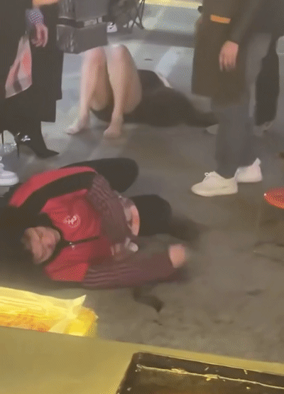 亳州夜市炸锅！老太太火眼金睛怒骂美人妖当街开打撕衣服全裸大战奶子晃荡躺地痛哭围观 配图2