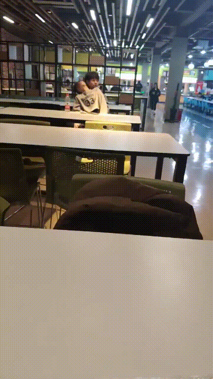 餐厅内情侣大胆玩抠b 妹子表情扭曲高潮腿抖眼翻白浆淌 年轻人真会玩啊！ 配图5