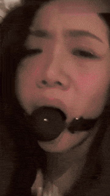 航模菲菲的蝴蝶大骚逼极限拉扯全程露脸激情大秀身材不错全裸自慰坐插道具手抠骚逼特写展示淫水泛滥