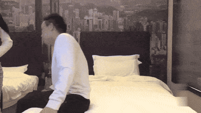 航模菲菲的蝴蝶大骚逼极限拉扯全程露脸激情大秀身材不错全裸自慰坐插道具手抠骚逼特写展示淫水泛滥