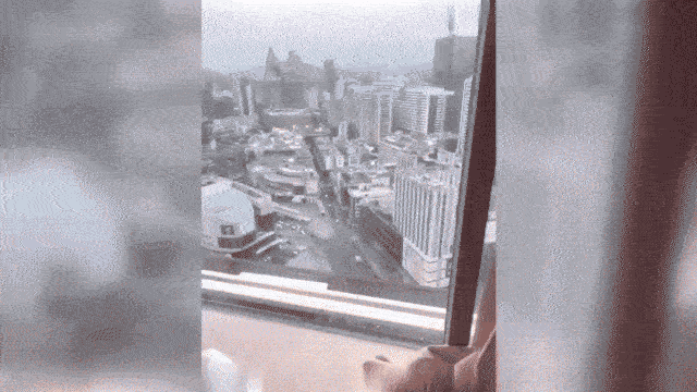 航模菲菲的蝴蝶大骚逼极限拉扯全程露脸激情大秀身材不错全裸自慰坐插道具手抠骚逼特写展示淫水泛滥