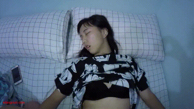 ⚫️涉世未深学生妹，网聊玩现实见面被死猪玩，阴毛又黑又密，操得屄流很多白沫(9V)