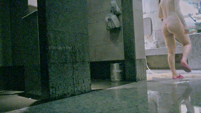 ⚫️澡堂子真实偷拍全裸姐妹洗澡完毕镜子前做身体面部保养