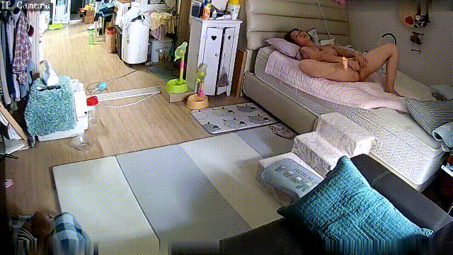 ⚫️摄像头破解偷拍，独守空房眼镜少妇全裸躺床上用镜子照观察阴部拔阴毛
