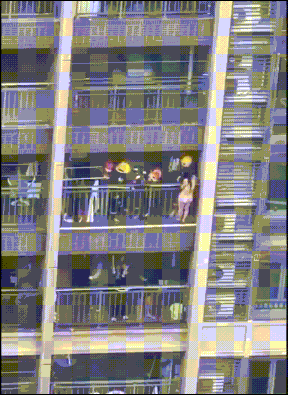 惊魂火海裸逃火海中央，佳人赤裸逃命，阳台上的惊悚一幕，情色与危机交织，惊心动魄！ 配图5