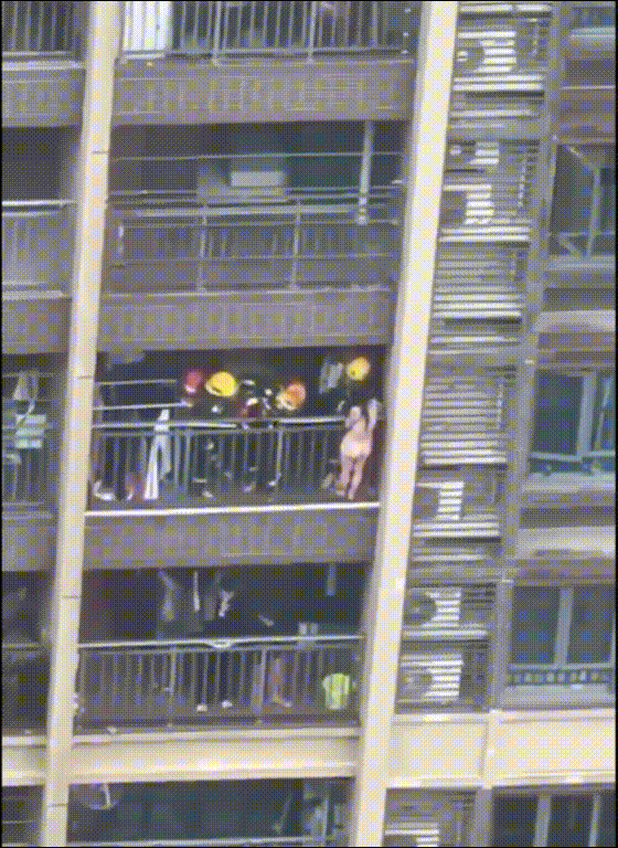 惊魂火海裸逃火海中央，佳人赤裸逃命，阳台上的惊悚一幕，情色与危机交织，惊心动魄！ 配图6