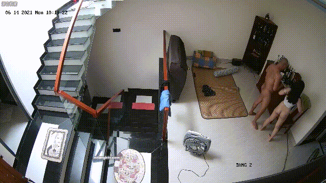 ⚫️家庭摄像头破解真实偷拍，有钱秃驴打地铺连续玩肏白肤小媳妇，躺着干站着干，听话耐操