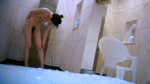 ⚫️温泉洗浴女士间内部真实偷拍，几位年轻小姐姐裸身洗澡，身材各有亮点(3V)