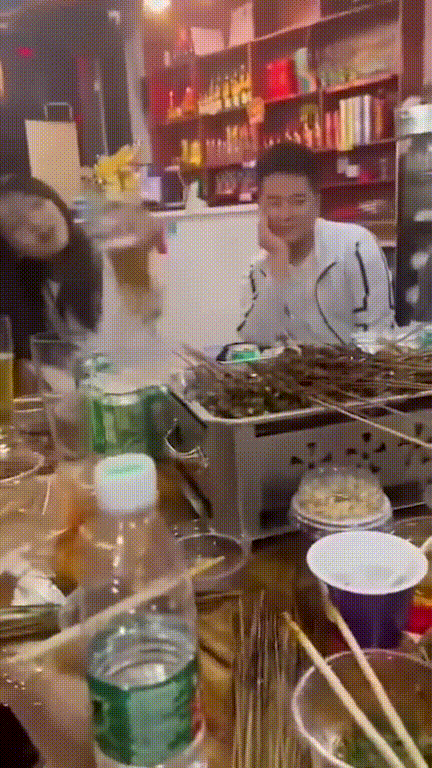 凯里反差骚货酒桌发浪在异性起哄下撩衣露奶妖娆骚舞吊带滑落露点 现场画面淫俗不堪！ 配图4