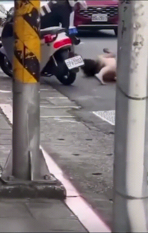 台北街头惊爆裸女狂奔！赤身爬车顶、躺斑马线疯狂翻滚美乳翘臀全暴露，交通瘫痪围观炸 配图4
