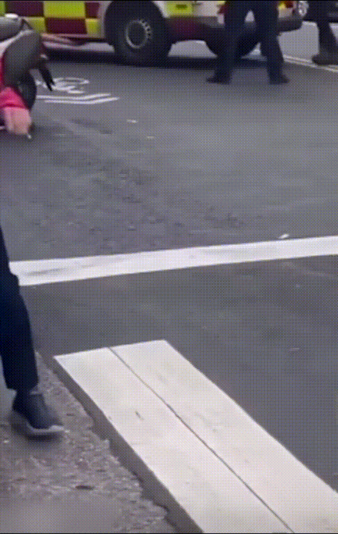 台北街头惊爆裸女狂奔！赤身爬车顶、躺斑马线疯狂翻滚美乳翘臀全暴露，交通瘫痪围观炸 配图5