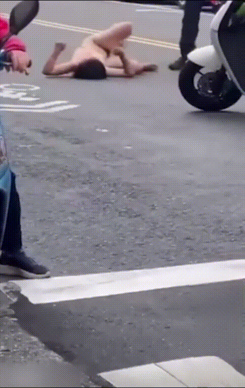 台北街头惊爆裸女狂奔！赤身爬车顶、躺斑马线疯狂翻滚美乳翘臀全暴露，交通瘫痪围观炸 配图3