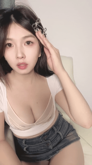 真實記錄富二代酒店各種花式玩極品女友的小黑鮑