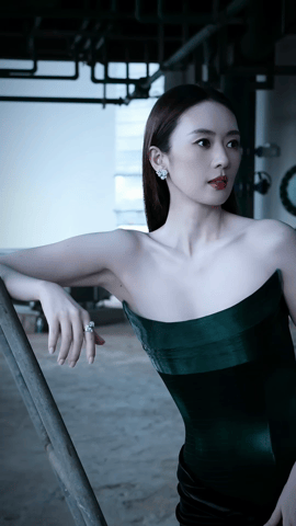【AI脱衣】童瑶骚浪女明星自述拍性感写真时被摄影师狂插猛干欲仙欲死 配图8