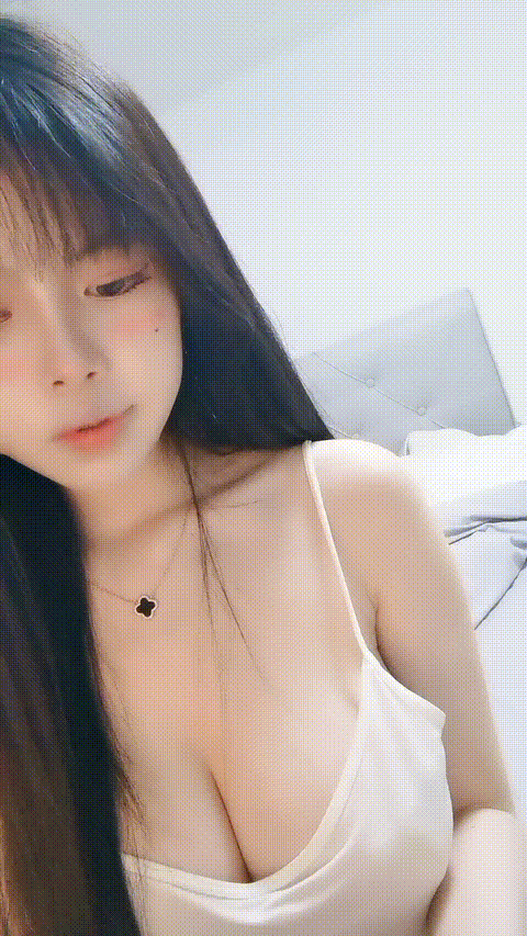 樱岛可奈 _全程露脸丝袜制服情趣诱惑，跟狼友互动撩骚听指挥，道具玩弄骚穴，浪叫