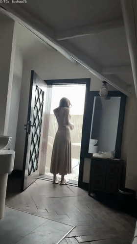 杭州张大大，说我没吃饭？奶奶个熊找两个肌肉男干死骚货，真他妈骚啊，纯母狗