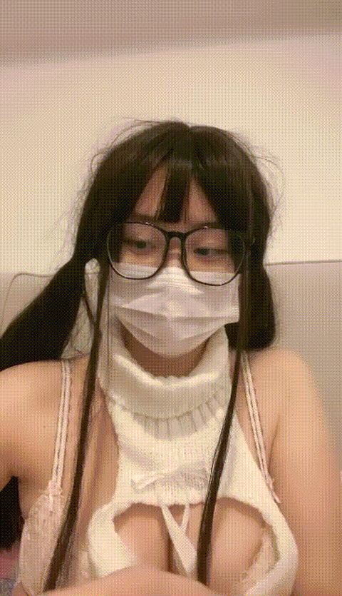 菠萝果酱__脸蛋精致得像个充气娃娃这么清纯的脸蛋儿无死角声音巨好听奶头是真的粉