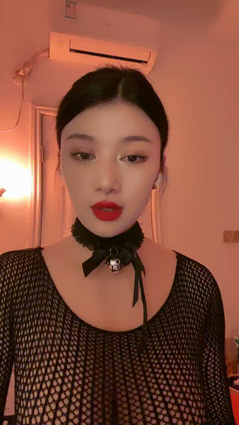 空姐型耶风韵犹存大熟女，逼黝黑黝黑的，里面却是粉红的穴肉，一番巧言花语下，撩