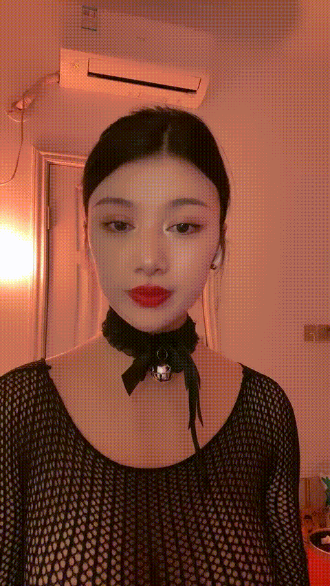 空姐型耶风韵犹存大熟女，逼黝黑黝黑的，里面却是粉红的穴肉，一番巧言花语下，撩