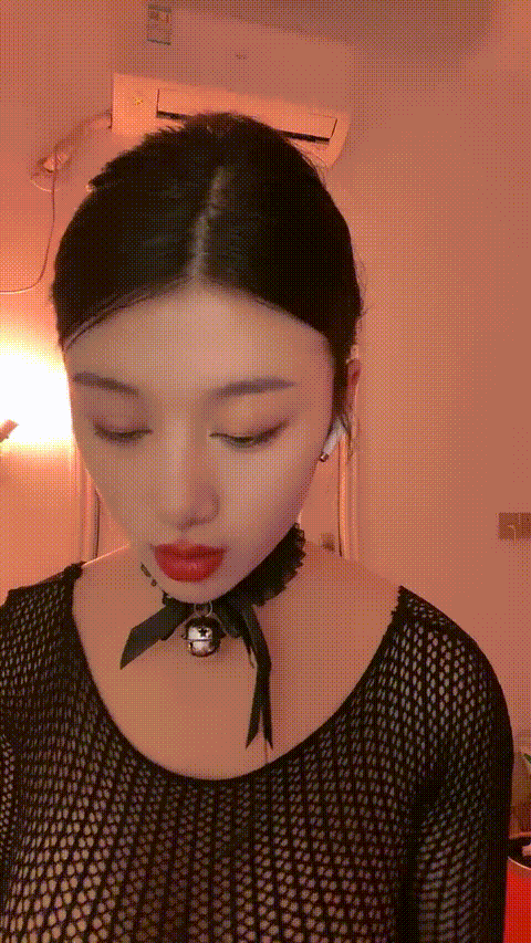 空姐型耶风韵犹存大熟女，逼黝黑黝黑的，里面却是粉红的穴肉，一番巧言花语下，撩