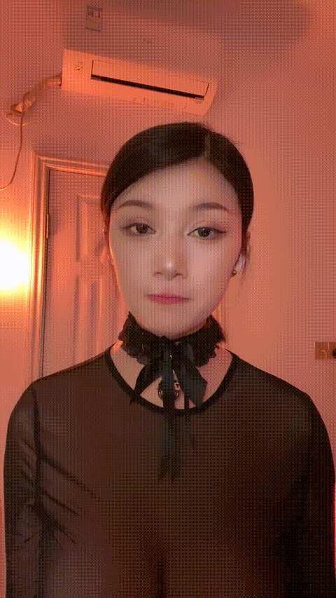 空姐型耶风韵犹存大熟女，逼黝黑黝黑的，里面却是粉红的穴肉，一番巧言花语下，撩