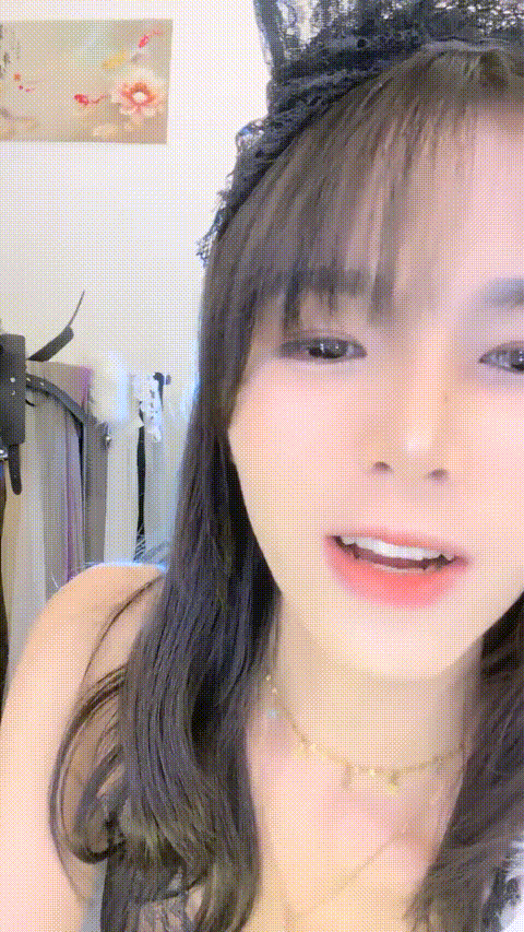 凉拌木耳 爆浆颜值担当超美少女，超甜舒芙蕾难得一见的极致好身材开档灰丝挑逗丁字