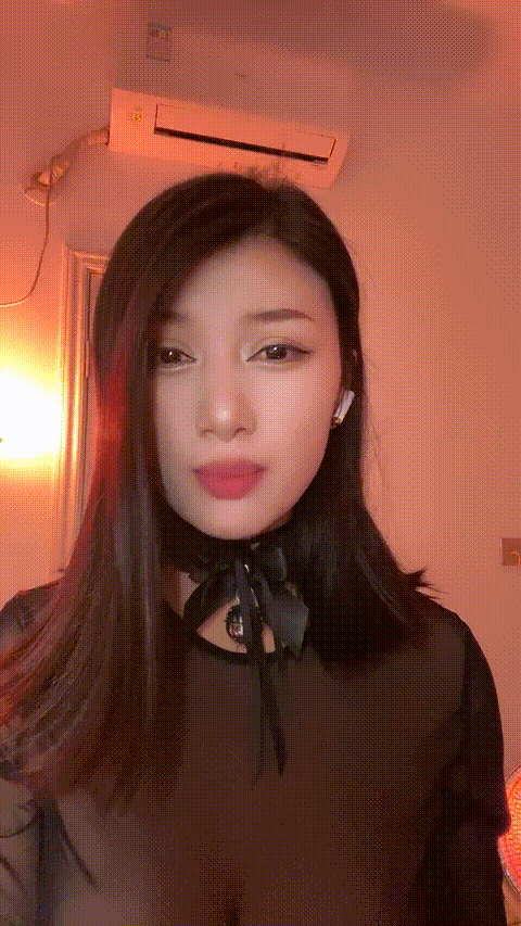 空姐型耶风韵犹存大熟女，逼黝黑黝黑的，里面却是粉红的穴肉，一番巧言花语下，撩