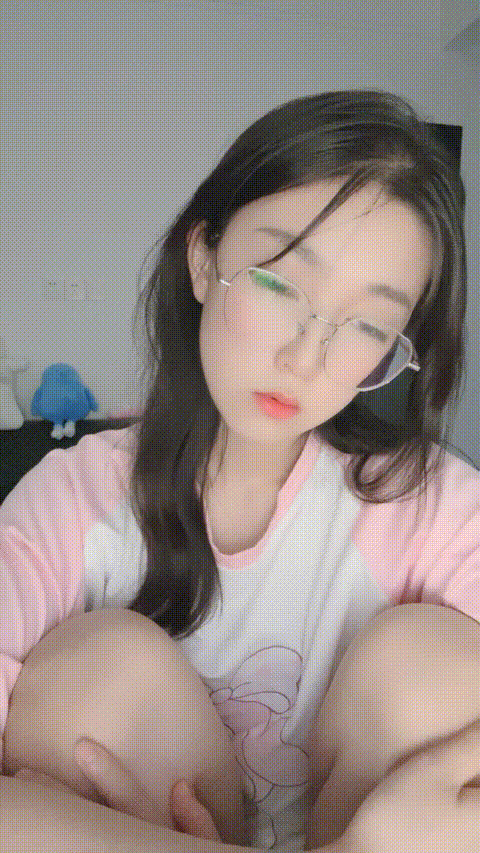 妻博主甜美娇妻的日常分享，给狼友展示骚逼，逼逼很嫩大鸡巴都不好插进去39
