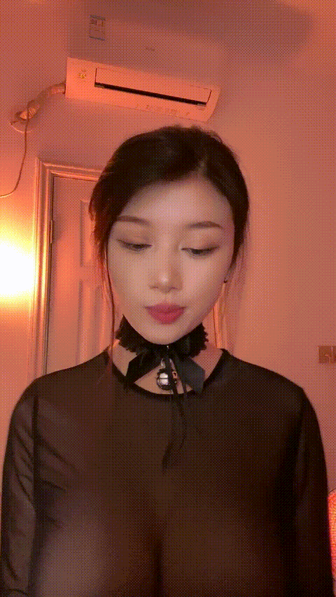 空姐型耶风韵犹存大熟女，逼黝黑黝黑的，里面却是粉红的穴肉，一番巧言花语下，撩