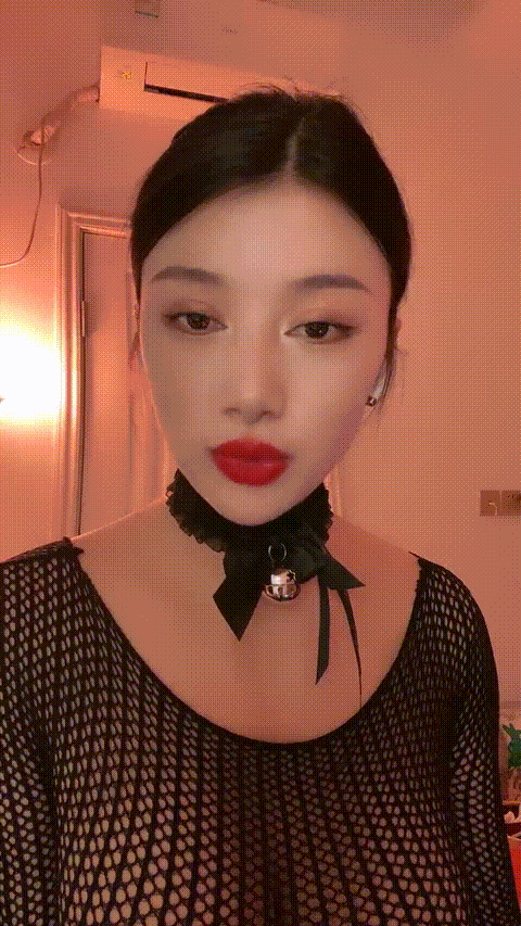 空姐型耶风韵犹存大熟女，逼黝黑黝黑的，里面却是粉红的穴肉，一番巧言花语下，撩