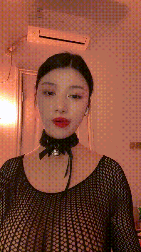 空姐型耶风韵犹存大熟女，逼黝黑黝黑的，里面却是粉红的穴肉，一番巧言花语下，撩
