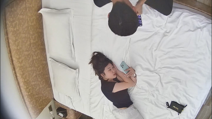 [MP4/1.89G]2026-6-20酒店偷拍 白皙美女蕾丝一字肩被男友又扣又舔操了三场