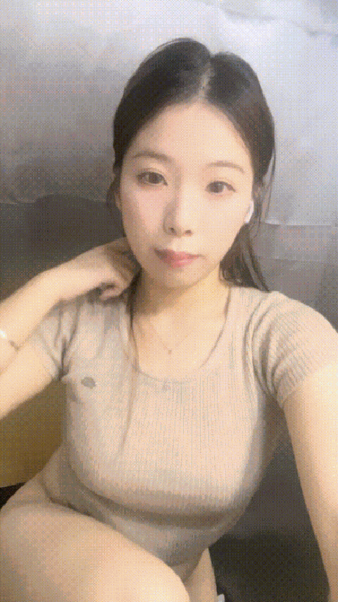 小贝贝不睡觉天然巨乳高颜值女神最新作品,脸逼同框,388