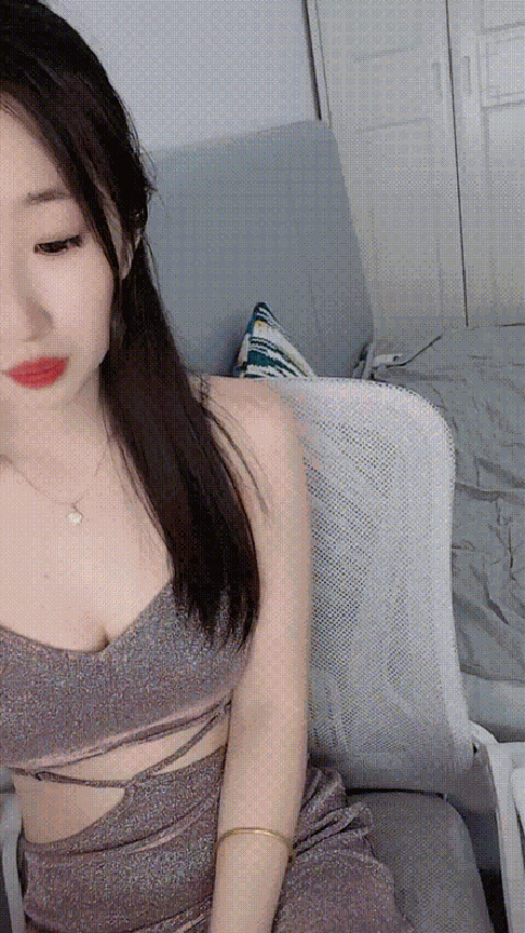 童颜巨乳新人妹妹，腰细胸大两个车灯，展示身材晃奶，，张开双腿粉穴特写185